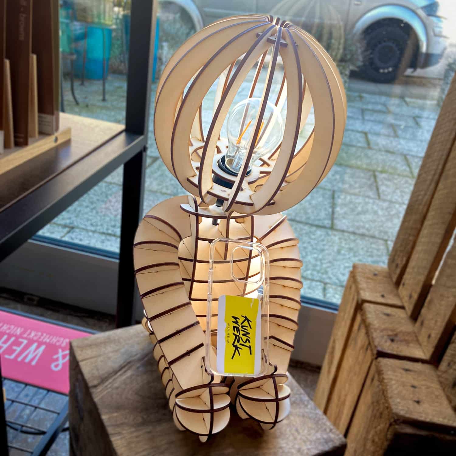 (Nachttisch-)Lampe “Franz” – Mit Handyhalter – Holz – Hausgemacht