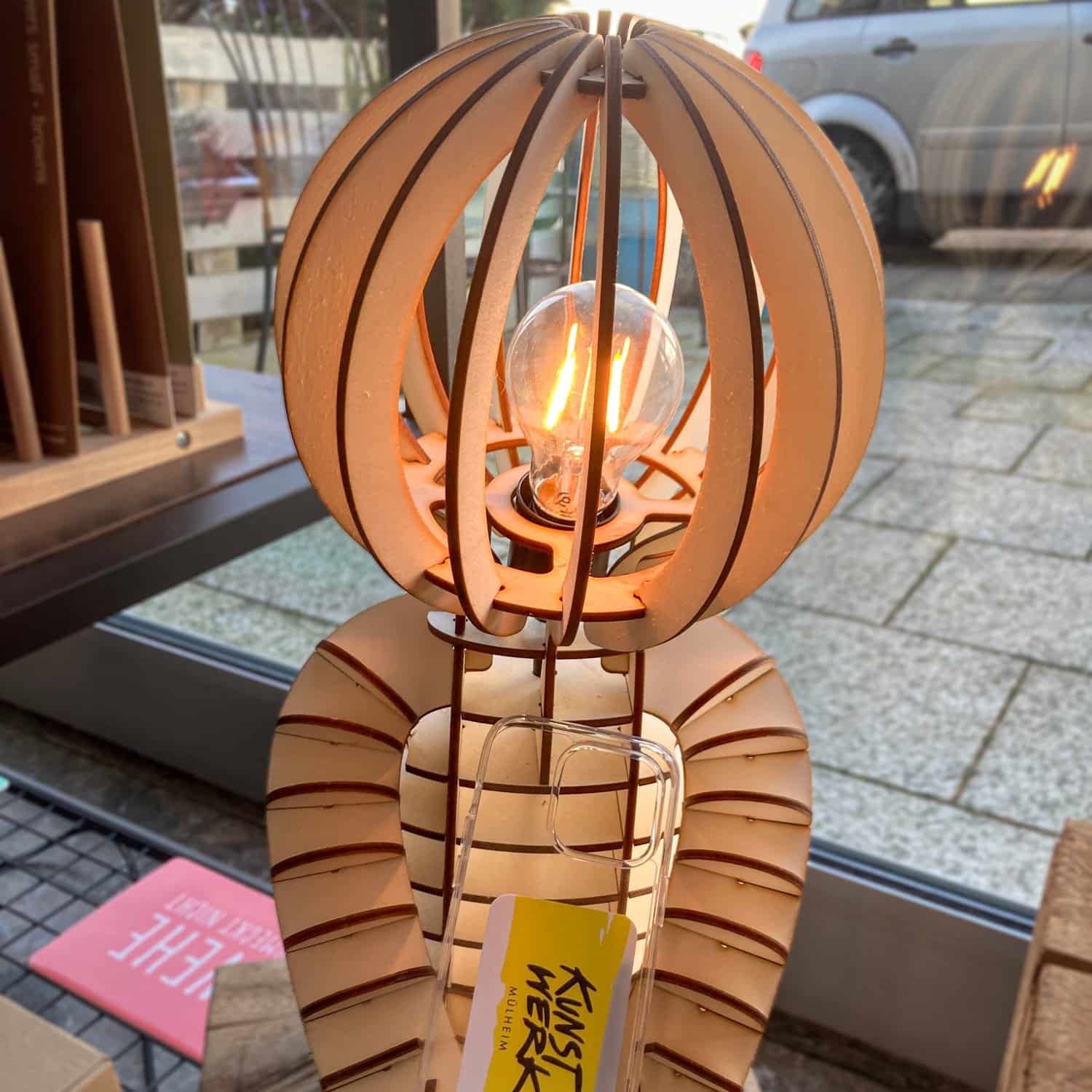 (Nachttisch-)Lampe “Franz” – Mit Handyhalter – Holz – Hausgemacht – Bild 4